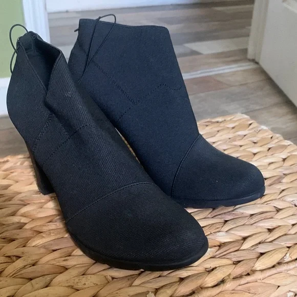 Classic Black Women's Ankle Booties - Picture 1 of 2
